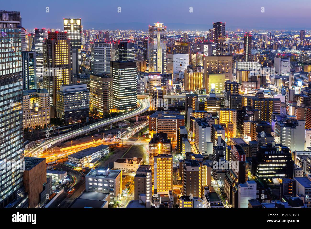 La grande città di Osaka si illumina dall'alto dello skyline con la città dei grattacieli al crepuscolo in Giappone Foto Stock