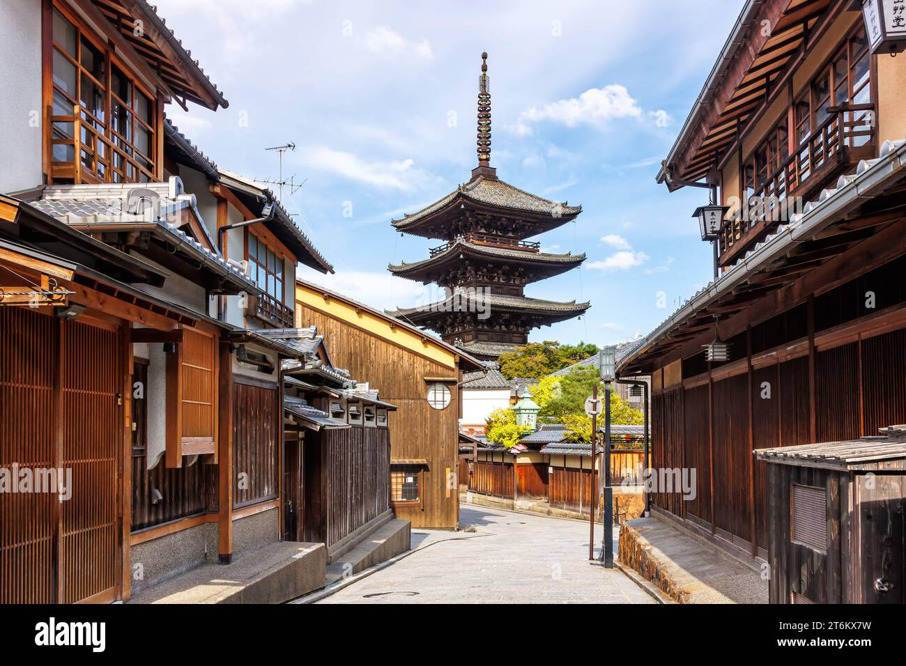 Storica città vecchia di Kyoto con la Pagoda di Yasaka e il Tempio di Hokan-ji antico in Giappone Foto Stock