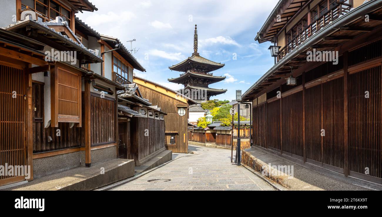 Storica città vecchia di Kyoto con la Pagoda di Yasaka e l'antico panorama del Tempio Hokan-ji in Giappone Foto Stock