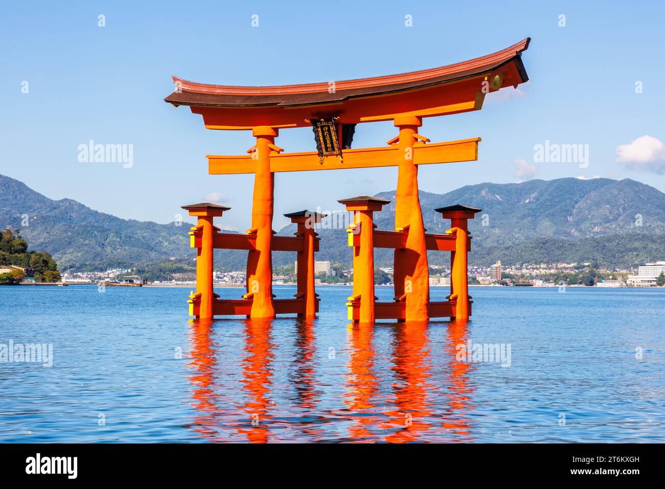Famosa porta rossa Grand Torii dal legno, patrimonio dell'umanità dell'UNESCO, sull'isola di Miyajima in Giappone Foto Stock