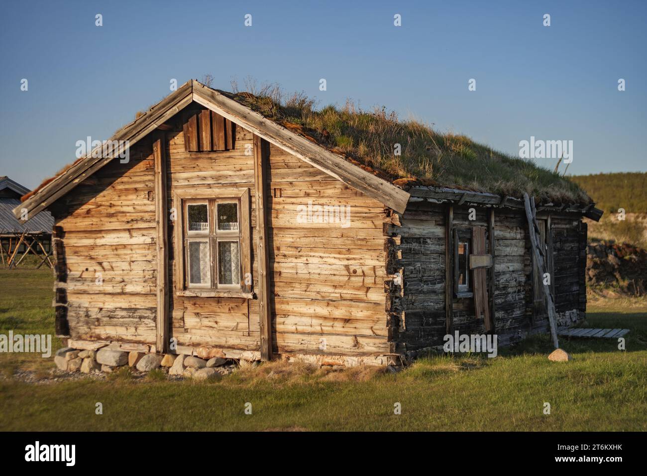 La cultura del popolo Sami è costituita da edifici e strutture in legno tradizionali Foto Stock