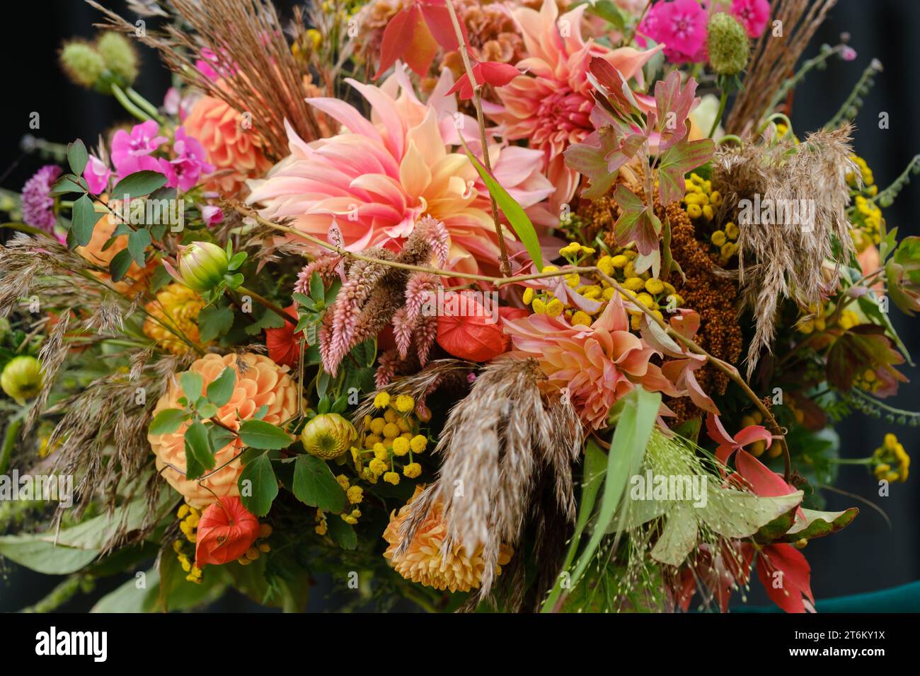 Primo piano di un bouquet di fiori autunnali. Il concetto di floristeria. Foto Stock