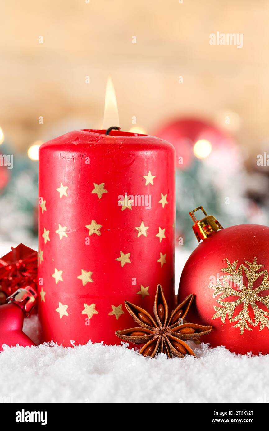 Biglietto natalizio per l'avvento con decorazione a candela in fiamme e spazio copia in formato ritratto Foto Stock