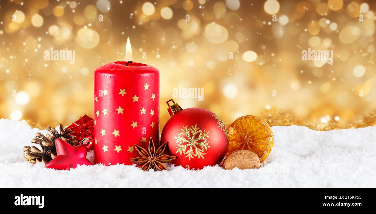 Biglietto di Natale per l'avvento con decorazione a candele in fiamme sfondo dorato con spazio copia Foto Stock