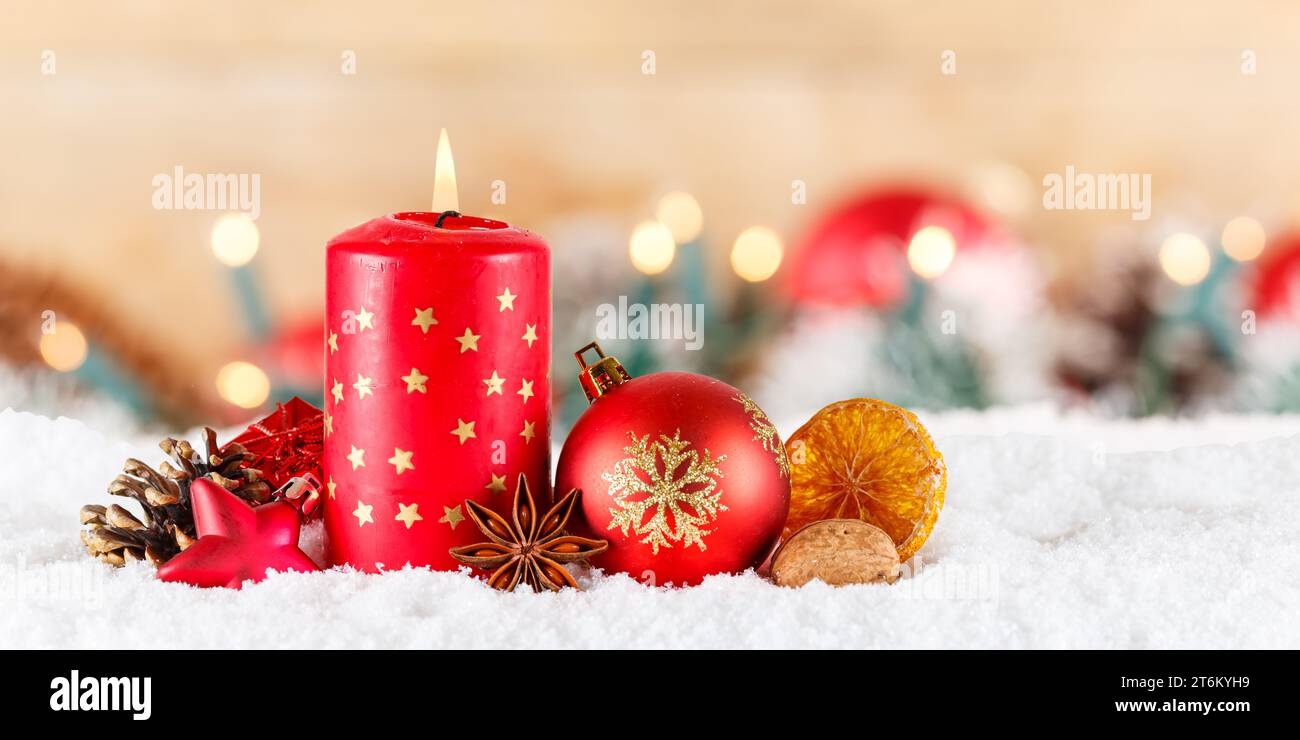 Biglietto natalizio per l'avvento con decorazioni panoramiche a candela in fiamme e spazio copia copia Foto Stock