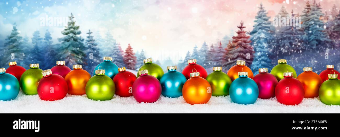 Cartolina natalizia con palline bauble e banner foresta invernale copyspace copia spazio decorazione Deco Foto Stock