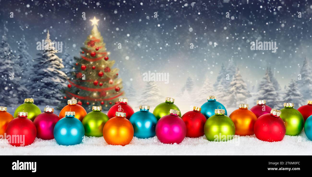 Cartolina di Natale con palline colorate baubles sfondo albero copyspace copia spazio decorazione deco panorama invernale neve Foto Stock