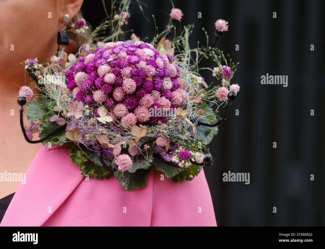 Primo piano delle decorazioni floreali attaccate alla spalla della ragazza. Foto Stock