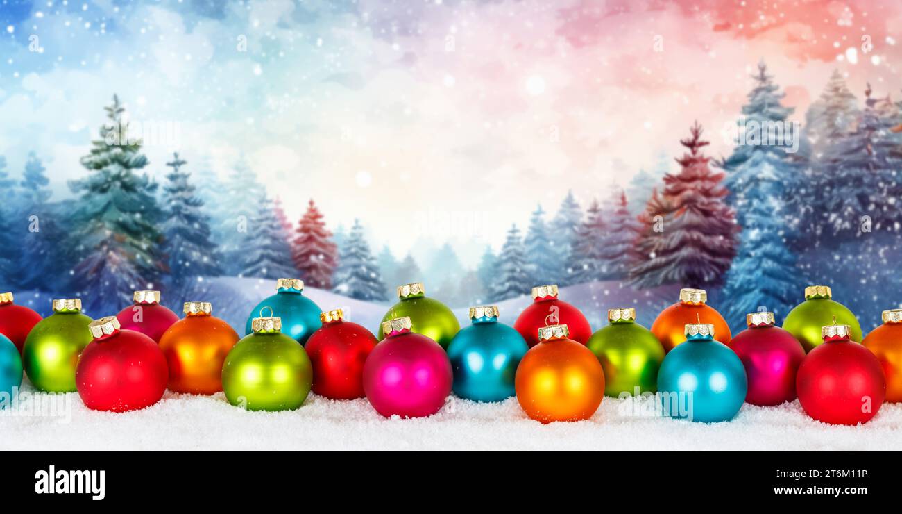 Cartolina di Natale con palline bauble e sfondo foresta invernale, copyspace, copia spazio decorazione deco Foto Stock