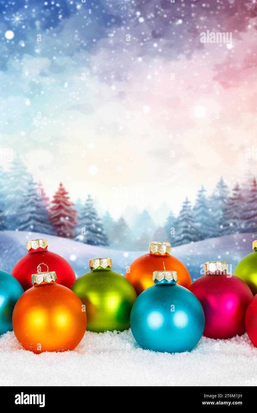 Cartolina di Natale con palline bauble e sfondo foresta invernale copyspace copia spazio decorazione deco formato ritratto Foto Stock