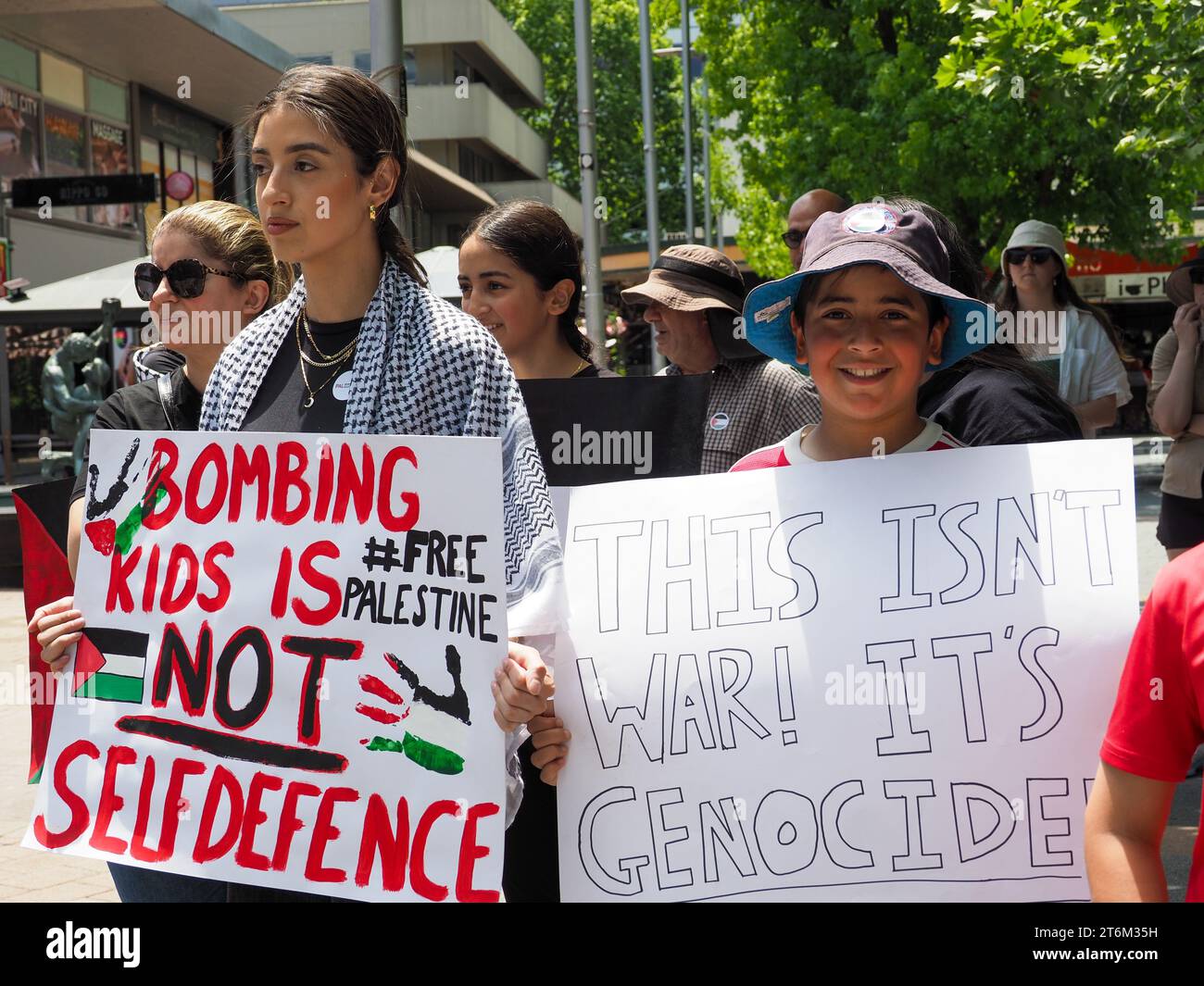 Canberra, Australia, 11 novembre 2023. Centinaia di manifestanti si radunano e marciano a Canberra, in Australia, per chiedere un cessate il fuoco immediato a Gaza e per una Palestina libera.Credit: Leo Bild/Alamy Live News Foto Stock