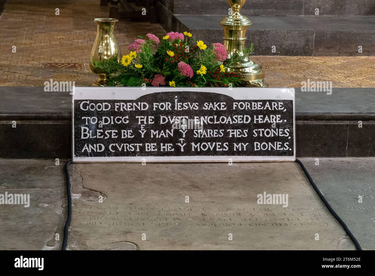 STRATFORD-UPON-AVON, GRAN BRETAGNA - 15 SETTEMBRE 2014: Questo è un epitaffio di avvertimento sulla tomba di William Shakespeare. Foto Stock