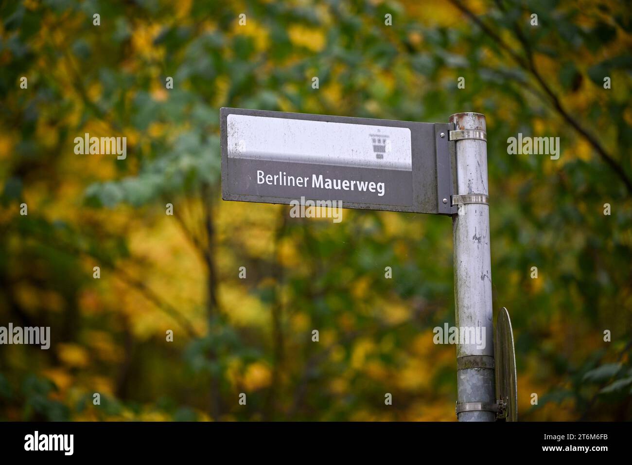 9 novembre 2023, Berlino: Un cartello a Düppeler Forst vicino a Wannsee indica il sentiero del muro di Berlino. Foto: Jens Kalaene/dpa Foto Stock