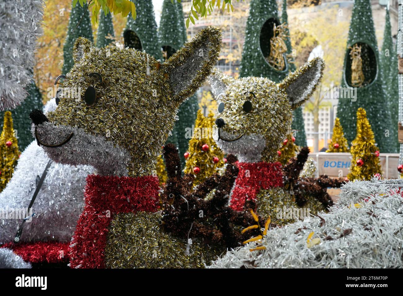 10 novembre 2023, Berlino: Le decorazioni per il mercatino di Natale intorno alla chiesa commemorativa stanno per essere collocate ai margini di Breitscheidplatz. Foto: Soeren Stache/dpa Foto Stock