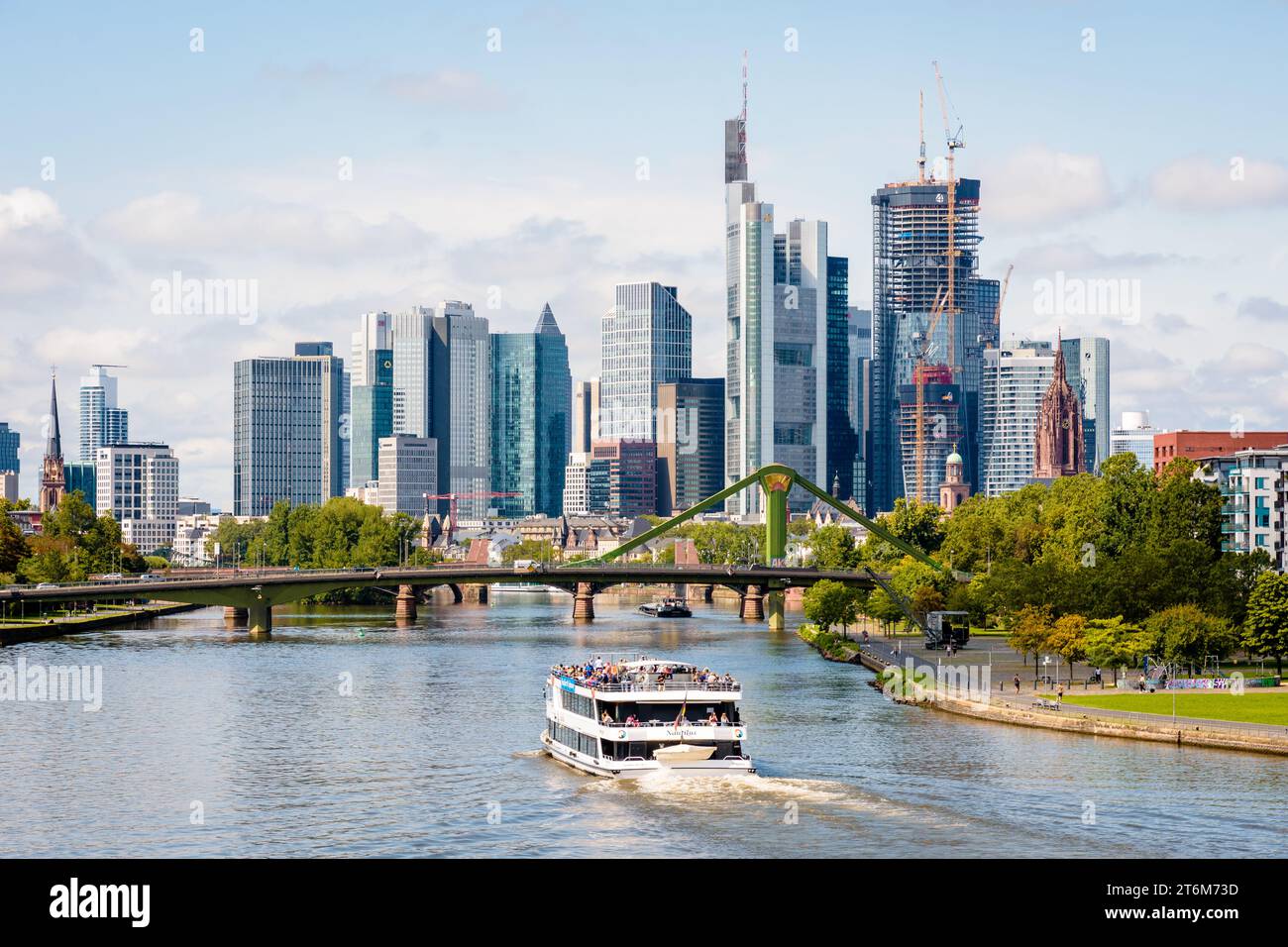Vista generale dei grattacieli del quartiere finanziario di Francoforte sul meno, Germania, con una barca turistica sul fiume meno in primo piano. Foto Stock
