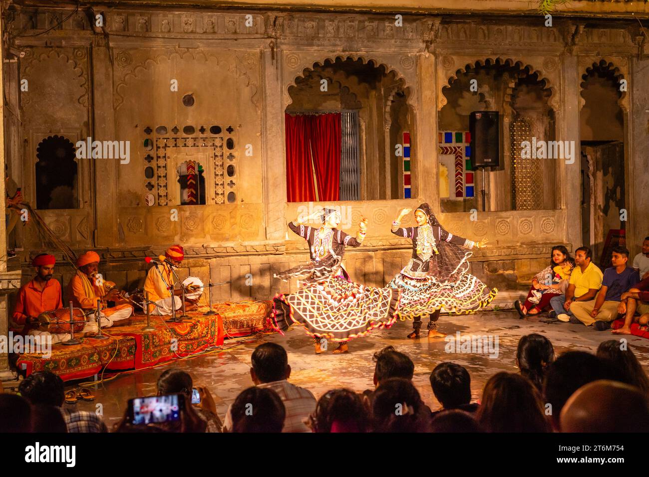 Musicisti tradizionali del Rajasthan donne ballerine e burattinai che si esibiscono per i turisti a Bagore ki Haveli Udaipur Rajasthan India Foto Stock