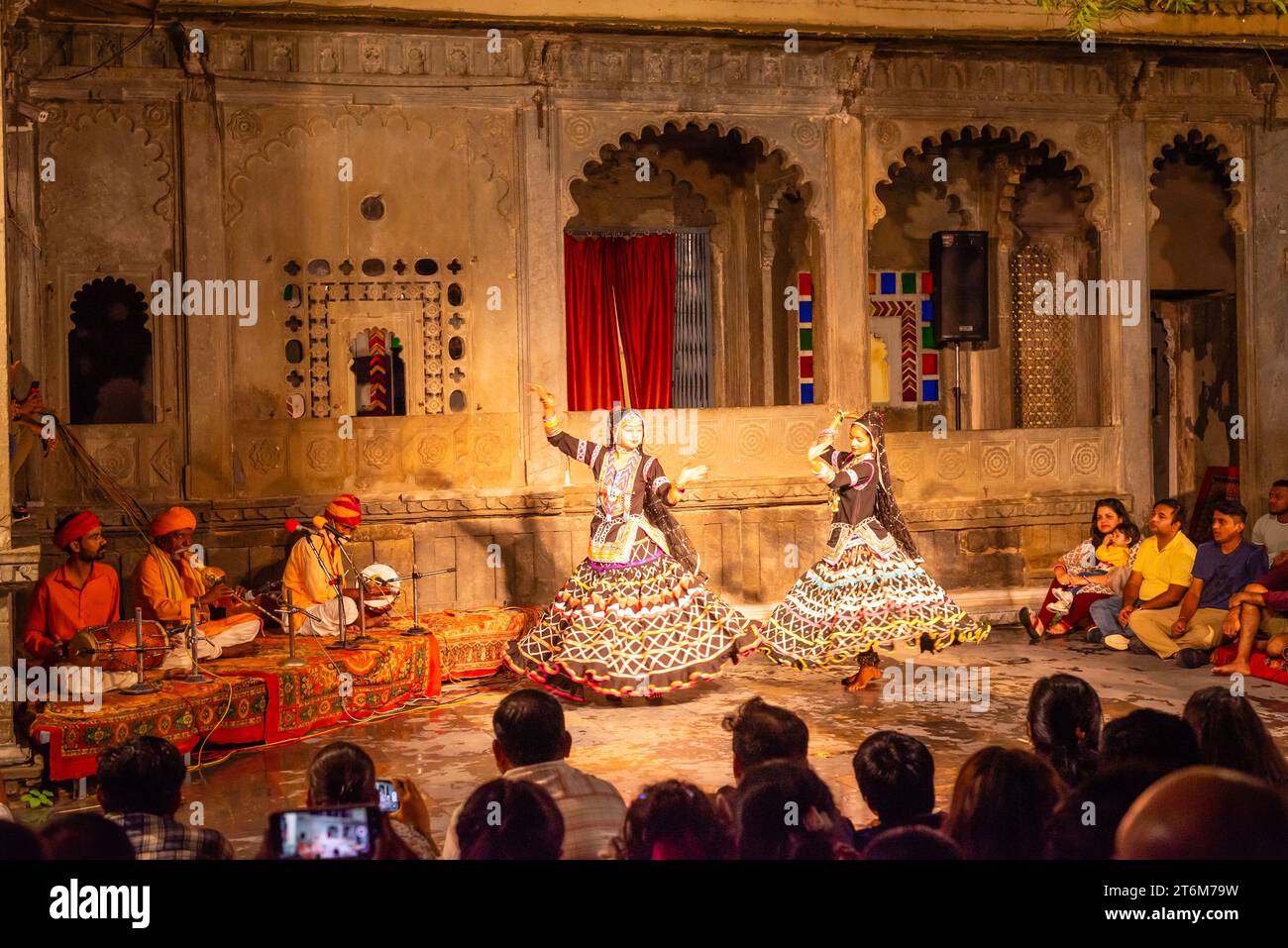 Musicisti tradizionali del Rajasthan donne ballerine e burattinai che si esibiscono per i turisti a Bagore ki Haveli Udaipur Rajasthan India Foto Stock