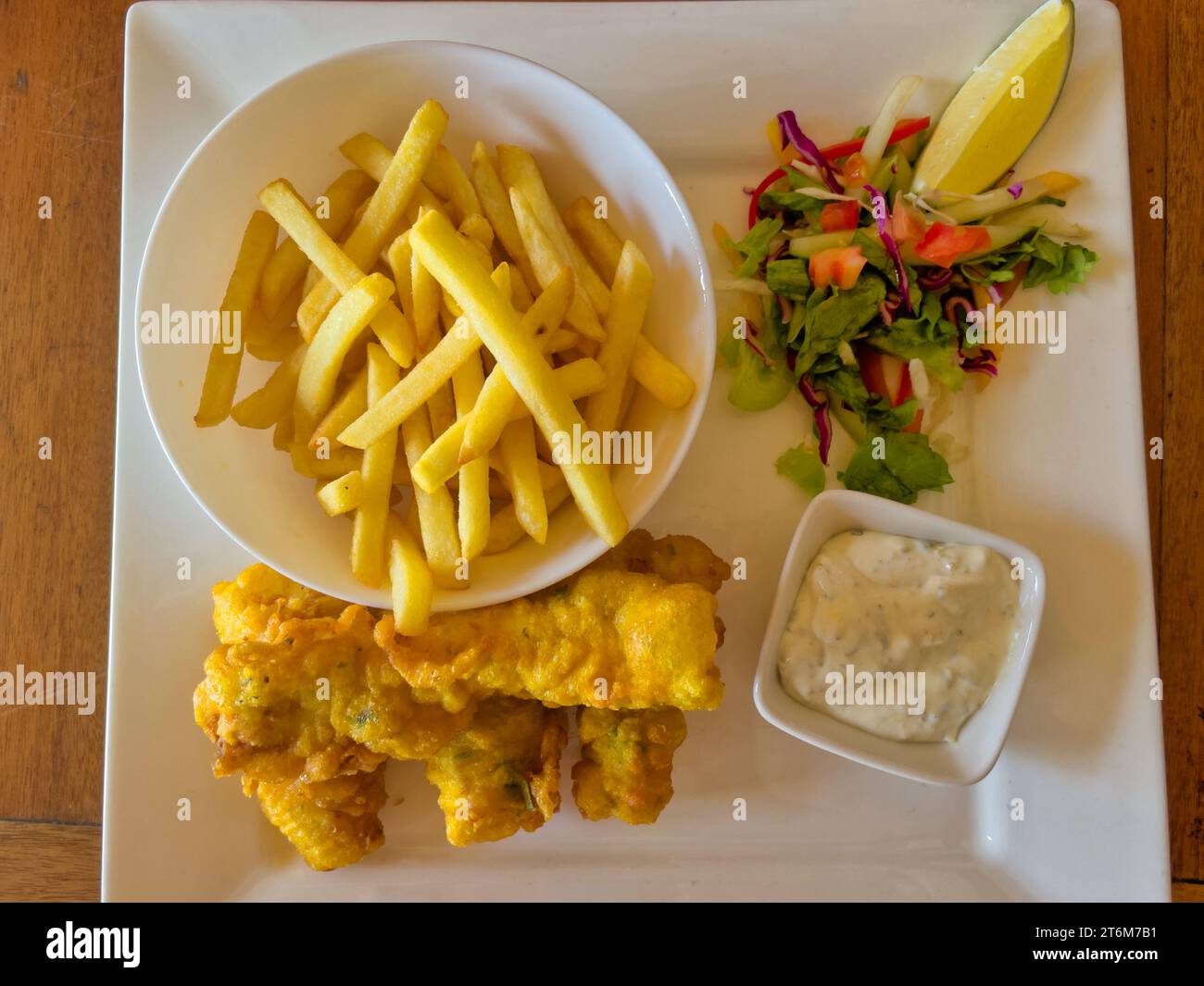 Pesce e patatine fritte con insalate in un ristorante locale sull'isola di Mahe, Seychelles Foto Stock