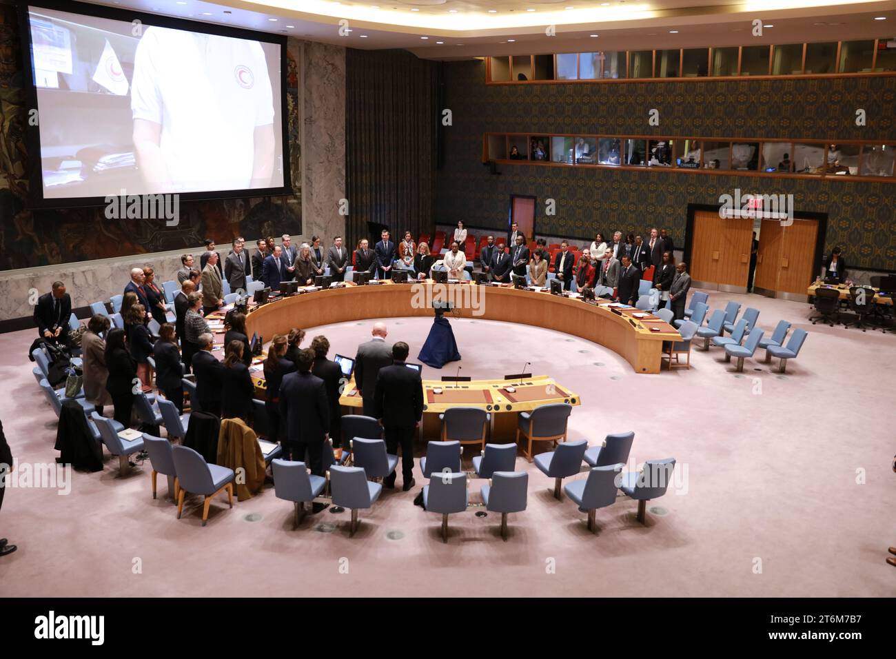 (231111) -- NAZIONI UNITE, 11 novembre 2023 (Xinhua) -- i membri del Consiglio di sicurezza delle Nazioni Unite osservano un minuto di silenzio per tutti coloro che hanno perso la vita dopo il conflitto israelo-palestinese il 7 ottobre in una riunione del Consiglio di sicurezza sulla situazione a Gaza, presso la sede delle Nazioni Unite a New York, 10 novembre 2023. (Xinhua/Xie e) Foto Stock