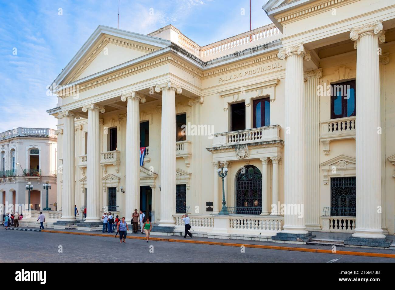 Santa Clara, Cuba, 2011, i cubani camminano davanti alla facciata della biblioteca Jose Marti nel Parco Leoncio Vidal Foto Stock
