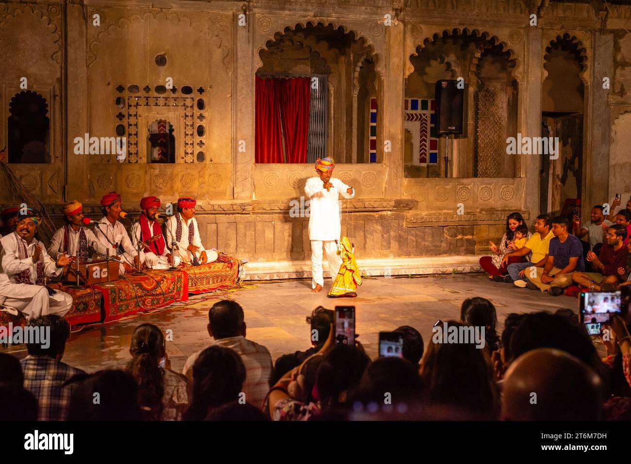 Musicisti tradizionali del Rajasthan donne ballerine e burattinai che si esibiscono per i turisti a Bagore ki Haveli Udaipur Rajasthan India Foto Stock