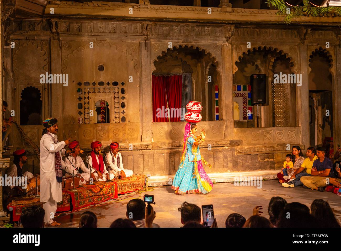 Musicisti tradizionali del Rajasthan donne ballerine e burattinai che si esibiscono per i turisti a Bagore ki Haveli Udaipur Rajasthan India Foto Stock