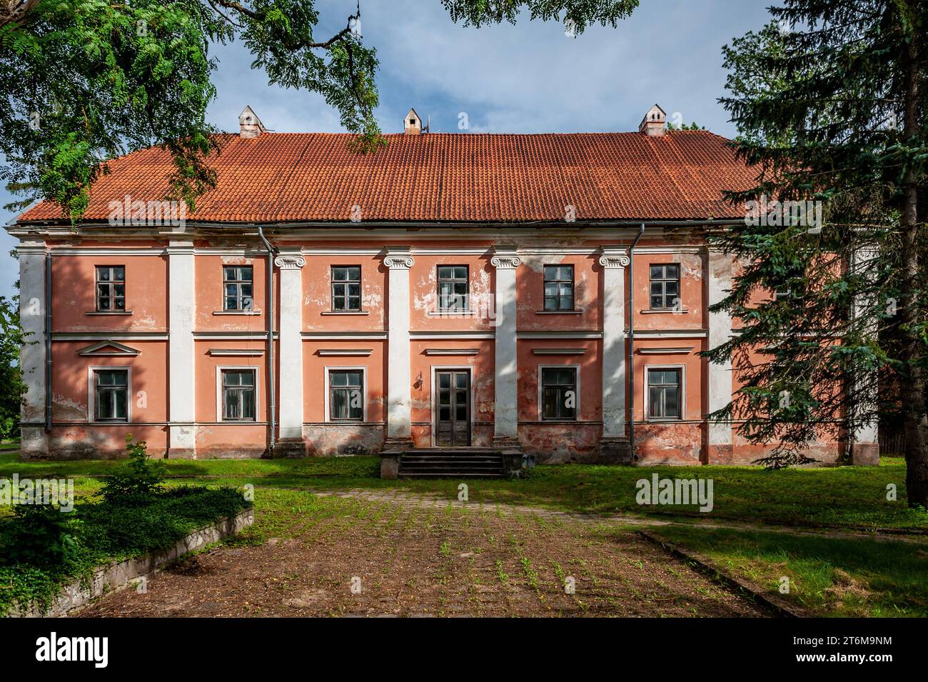 Residenza abbandonata a Kurzeme, Lettonia. Edificio principale ed entrata di una casa padronale classicista. Stende Manor. Foto Stock