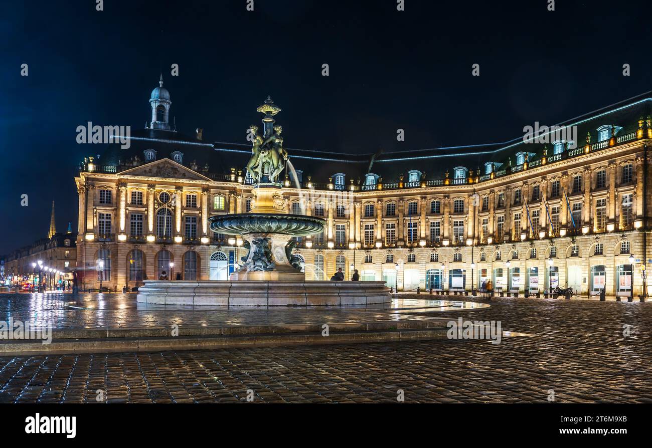 Fontana delle tre Grazie in Place de la Bourse a Bordeaux di notte in Gironde, Nouvelle-Aquitaine, Francia Foto Stock