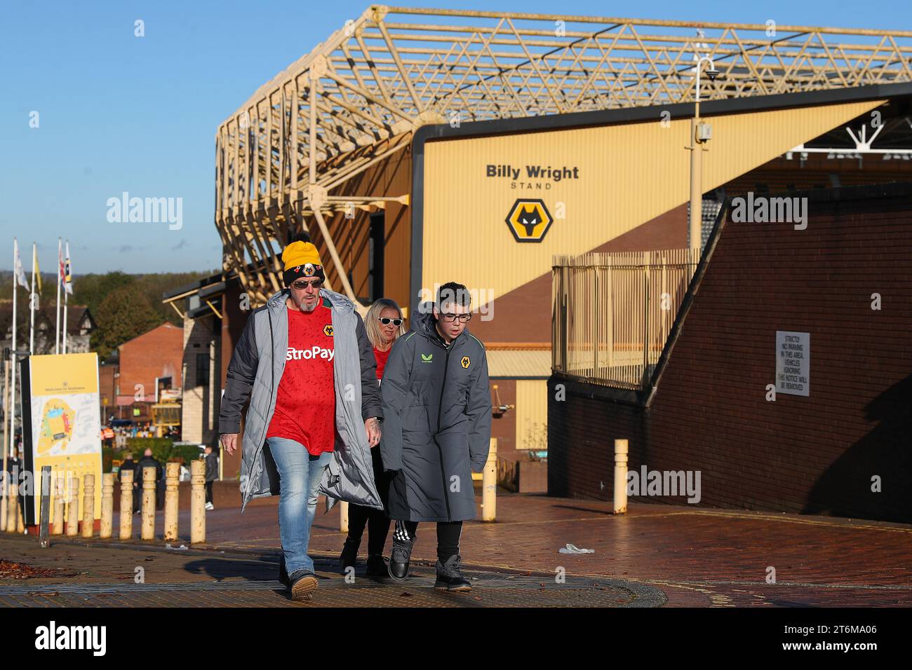 I tifosi arrivano allo stadio prima della partita di Premier League Wolverhampton Wanderers contro Tottenham Hotspur a Molineux, Wolverhampton, Regno Unito, 11 novembre 2023 (foto di Gareth Evans/News Images) Foto Stock