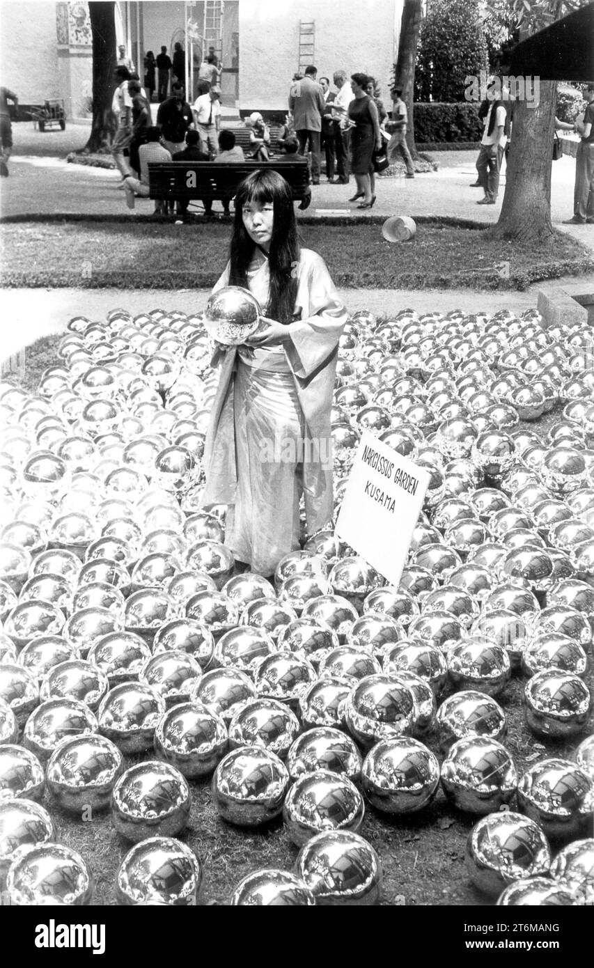 Yayoi Kusama/ Giardino dei narcisi, Biennale di Venezia, 1966. Foto Stock