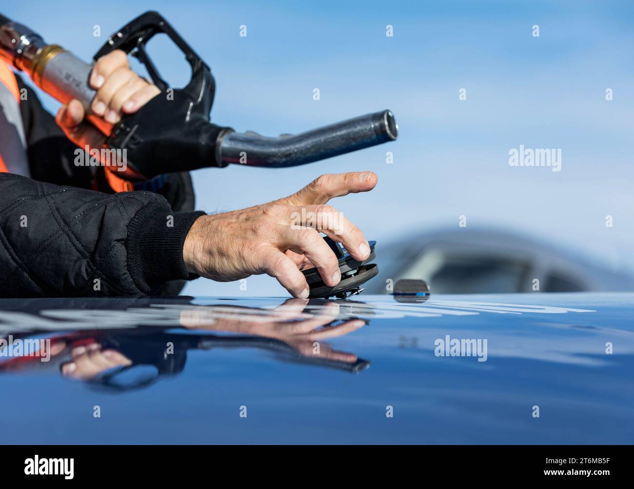 Rifornire l'aereo. L'FBO rifornisce l'aeromobile aziendale prima della partenza. Primo piano di una mano con una pistola per carri armati. Concetto per voli aziendali. Foto Stock Rifornire l'aereo. L'FBO rifornisce l'aeromobile aziendale prima della partenza. Primo piano di una mano con una pistola per carri armati. Concetto per voli aziendali. Foto Stock