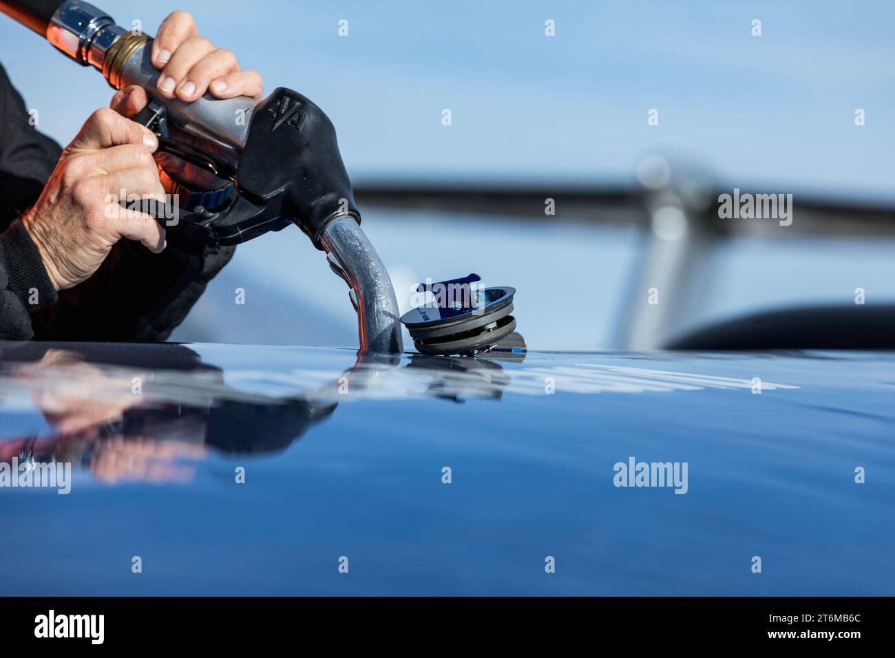 Rifornire l'aereo. L'FBO rifornisce l'aeromobile aziendale prima della partenza. Primo piano di una mano con una pistola per carri armati. Concetto per voli aziendali. Foto Stock Rifornire l'aereo. L'FBO rifornisce l'aeromobile aziendale prima della partenza. Primo piano di una mano con una pistola per carri armati. Concetto per voli aziendali. Foto Stock