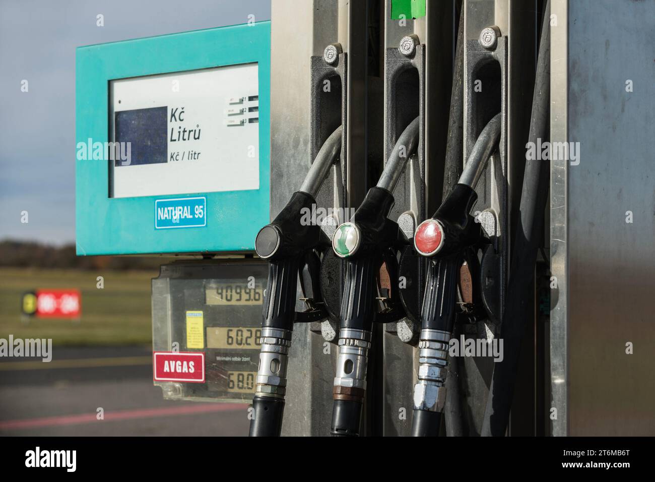 Stazione di servizio in un piccolo aeroporto privato per aerei privati. Rifornimento di jet privati. Rifornire l'aereo. Una pistola di rifornimento riempie il serbatoio dell'aereo con f Foto Stock