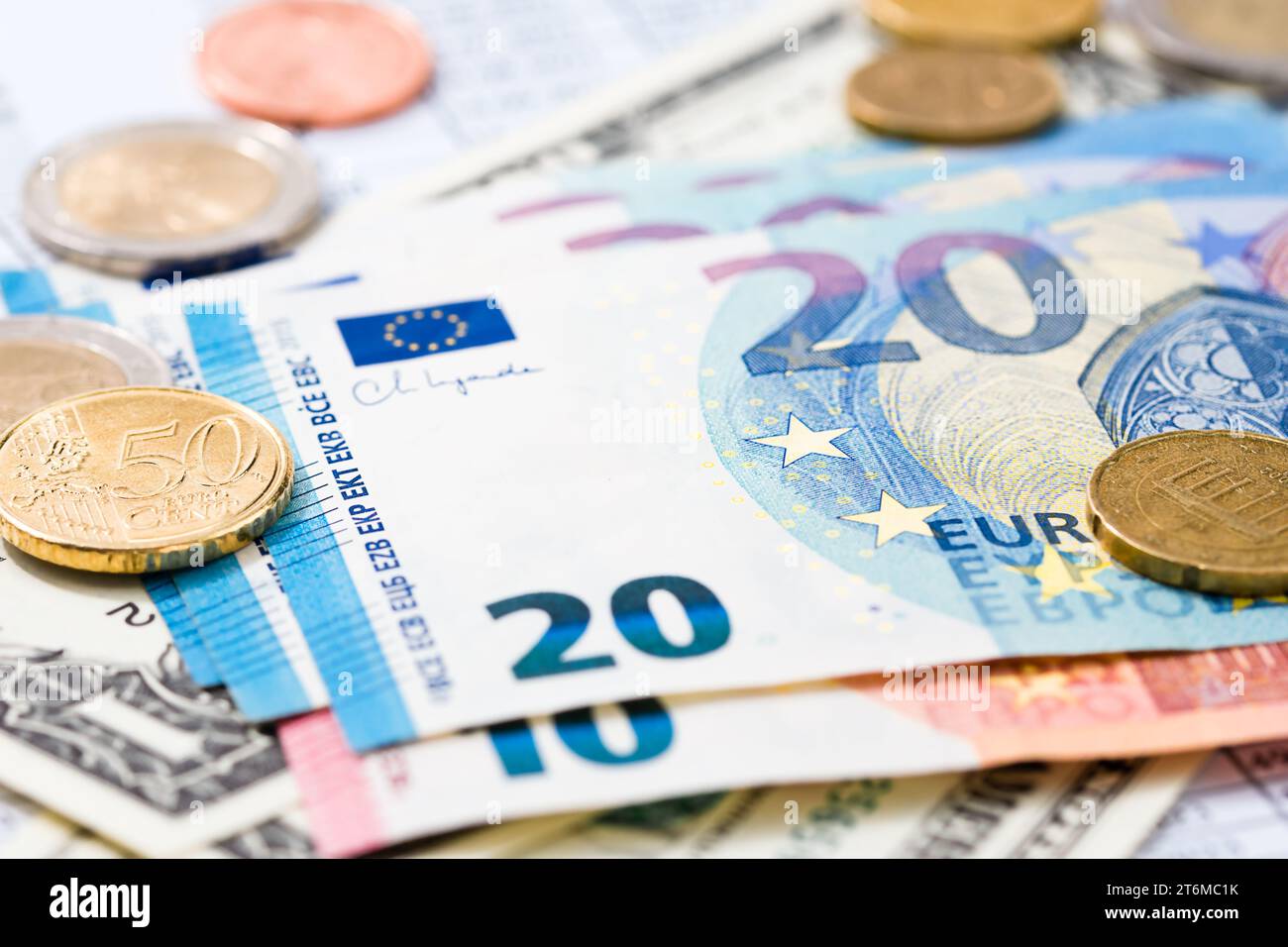 Vista ravvicinata delle banconote, delle monete e della banconota da un dollaro dell'Unione europea. Attenzione selettiva alla moneta da cinquanta centesimi di euro. Foto Stock