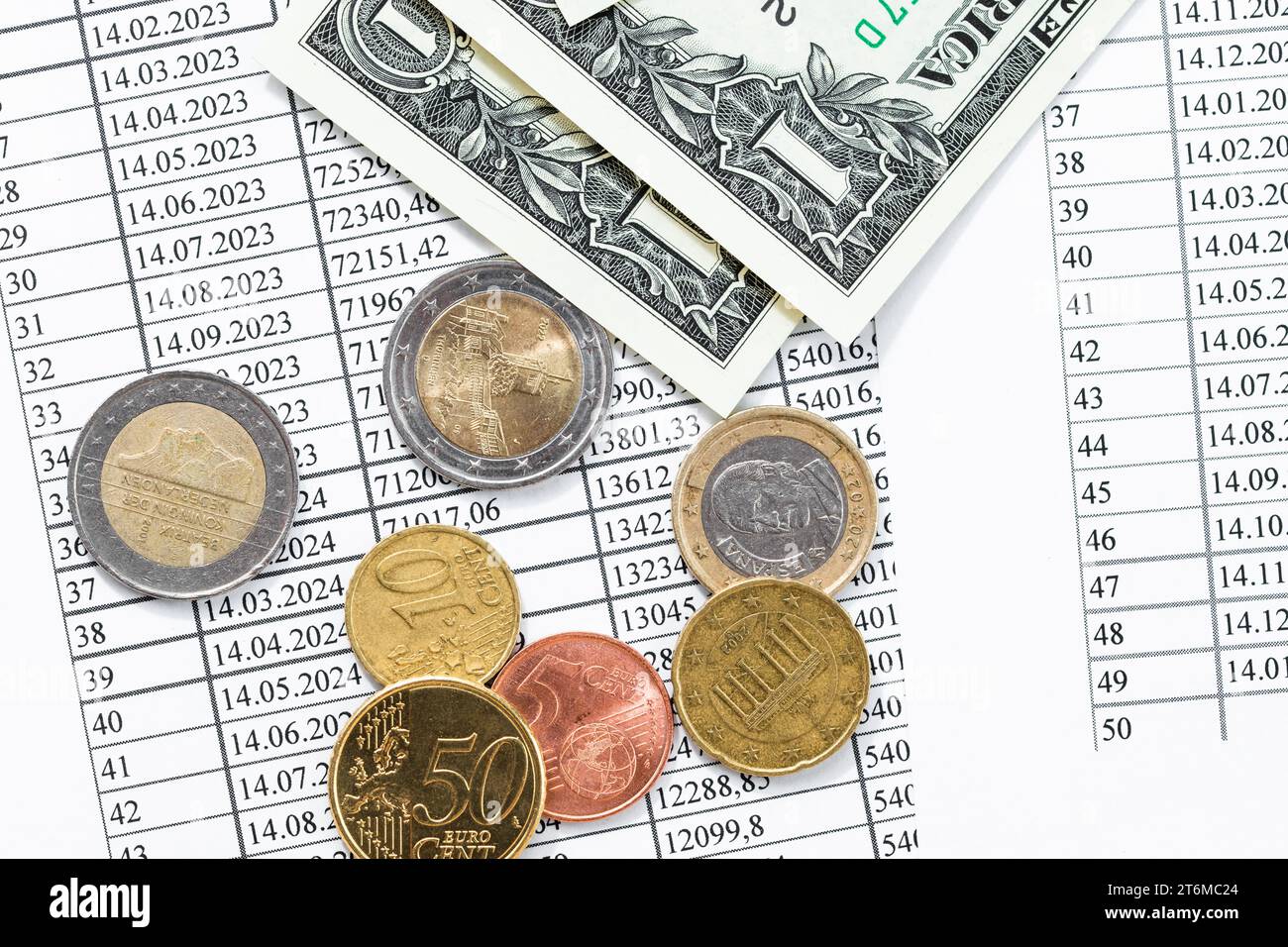 Vista dall'alto di banconote, monete e buste paga, il denaro in un concetto di analisi finanziaria. Foto Stock