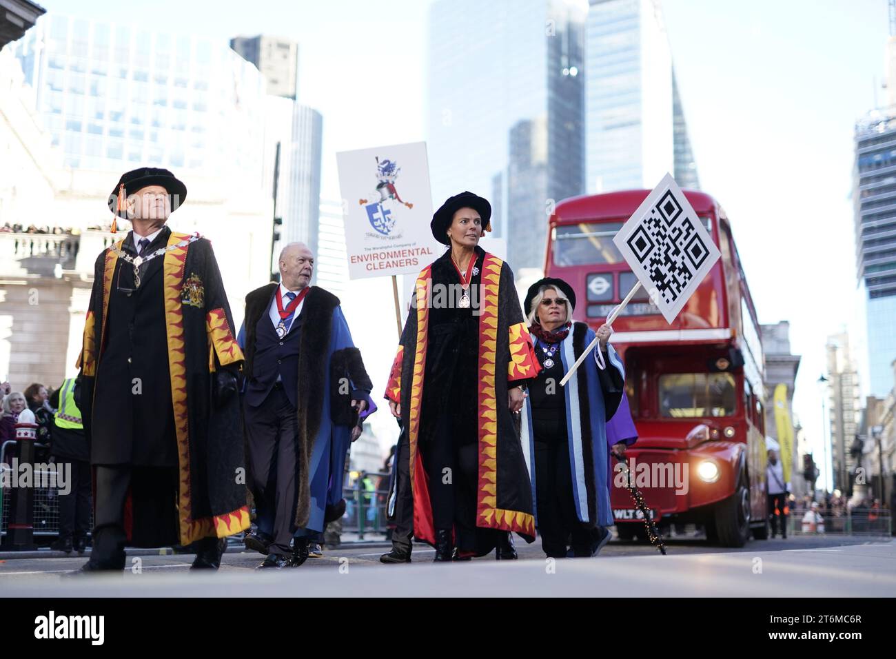 Gli artisti prendono parte allo spettacolo del Lord Mayor nella City di Londra. Data immagine: Sabato 11 novembre 2023. Foto Stock