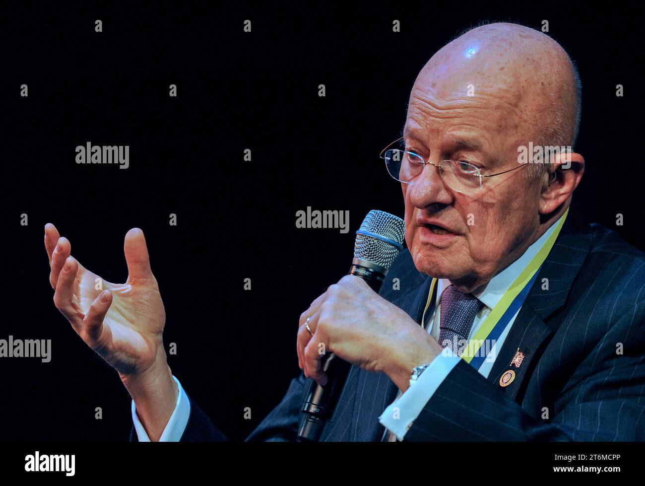 17 gennaio 2018, Melbourne, Florida, Stati Uniti: James R. Clapper Jr., tenente generale in pensione nella United States Air Force ed ex direttore della National Intelligence degli Stati Uniti, si rivolge al pubblico dopo aver ricevuto il Paul Harris Fellowship Award dal Rotary Club of Indialantic, Florida, al King Center for the Performing Arts di Melbourne. Il premio è la più alta onorificenza del Rotary International. (Immagine di credito: © Paul Hennessy/SOPA Images via ZUMA Press Wire) SOLO USO EDITORIALE! Non per USO commerciale! Foto Stock