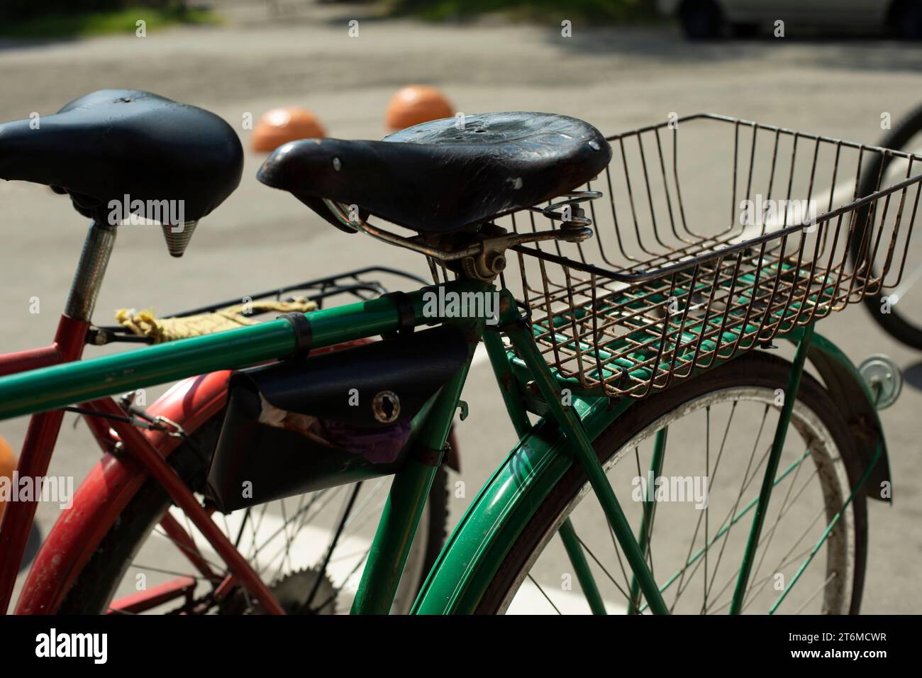 Vecchia bicicletta parcheggiata all'esterno del negozio. Trasporto vintage. Bicicletta prodotta in URSS. Mezzi di trasporto meccanici. Foto Stock