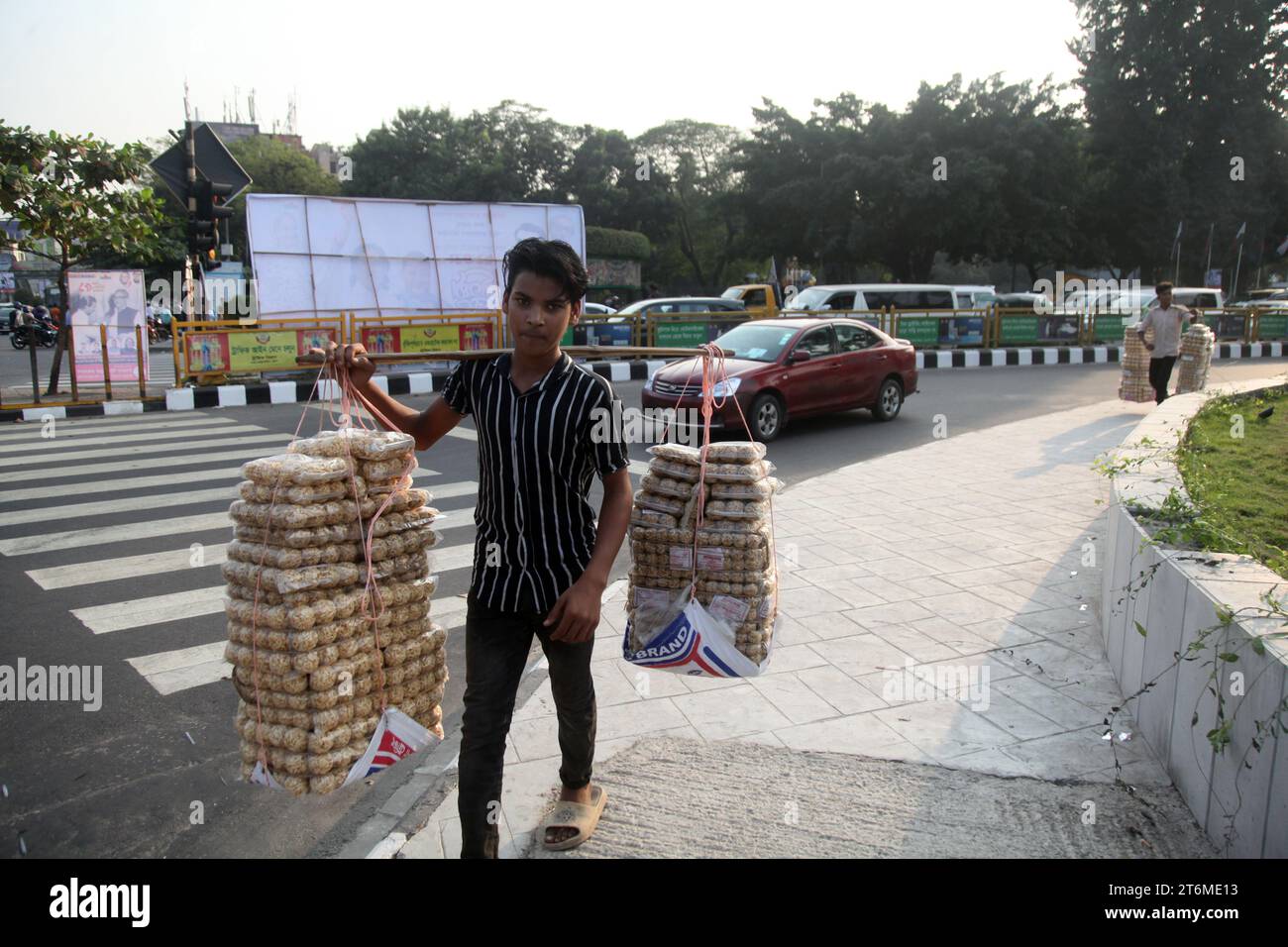 Dacca Bangladesh 11November2023. Falco di strada in Bangladesh. Questa foto è stata scattata bijoy sarani a dacca. Nazmul islam/ alamy live news' Foto Stock