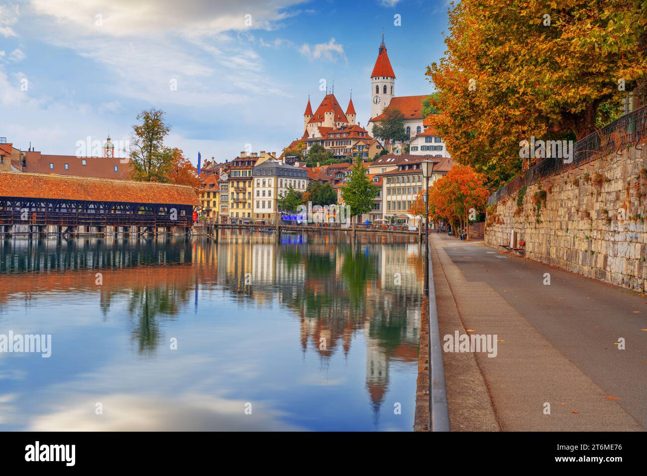 Thun, paesaggio urbano in Svizzera in autunno. Foto Stock