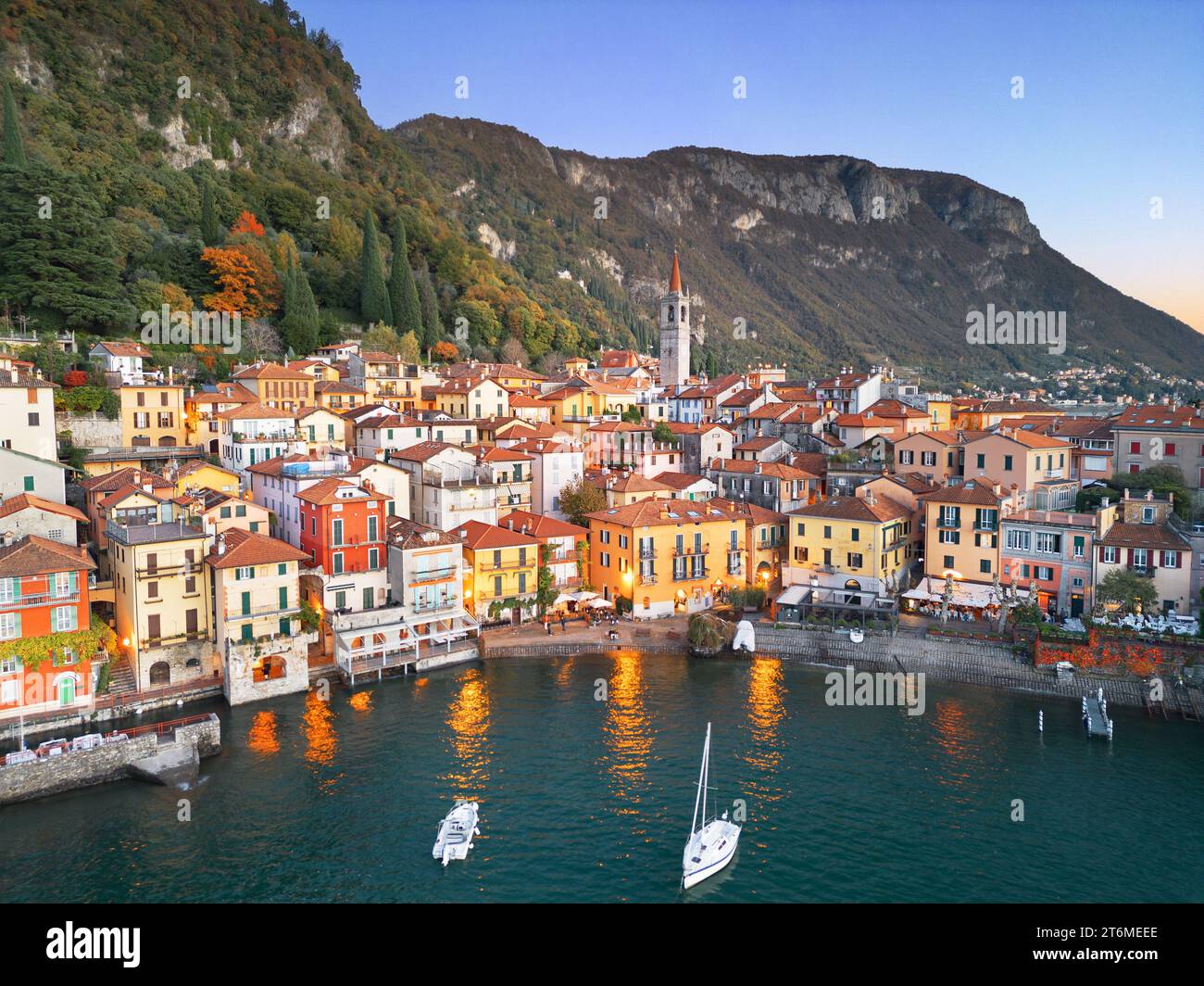 Varenna, Italia vista dall'alto del Lago di Como al tramonto. Foto Stock