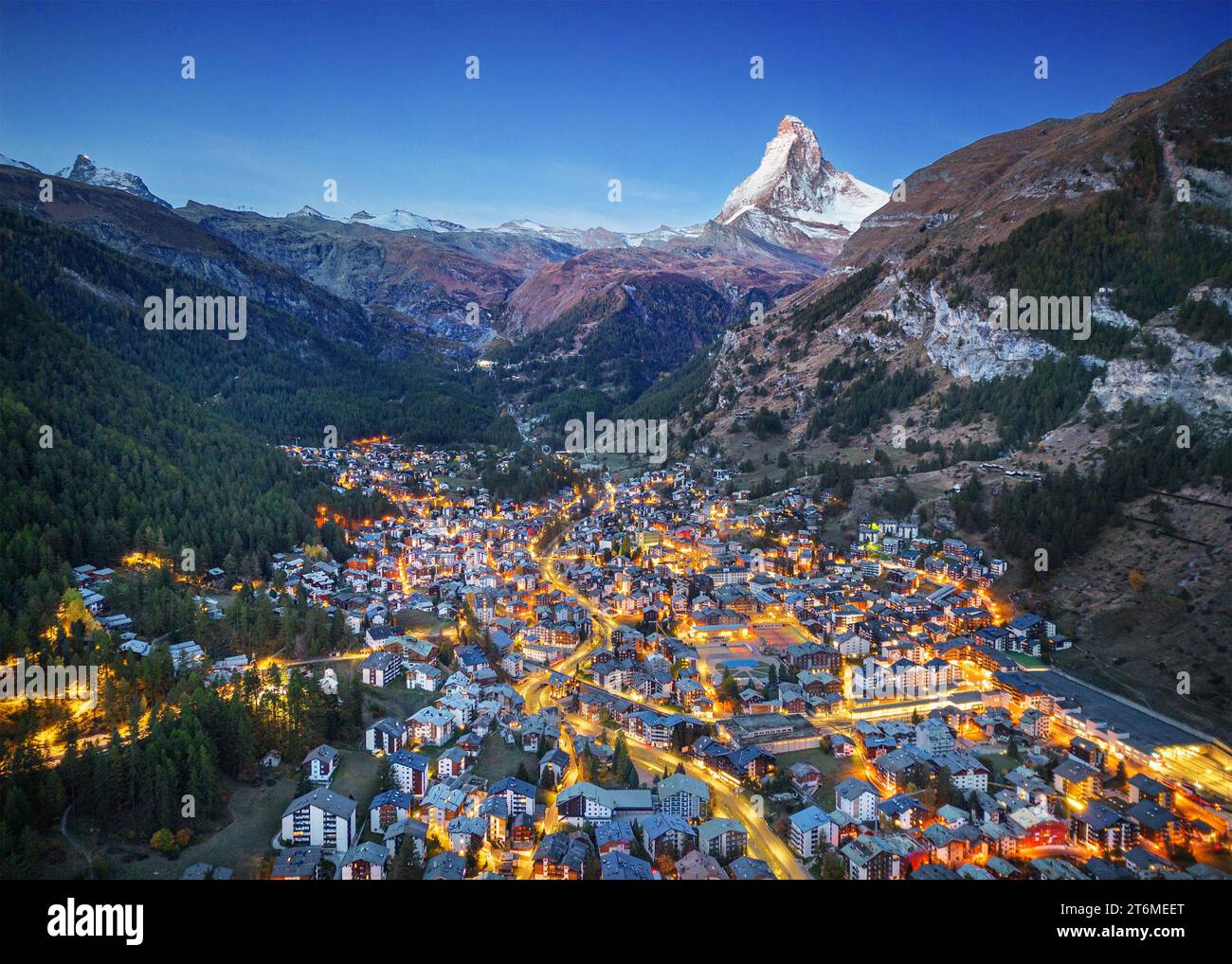 Zermatt, villaggio alpino svizzero con il Cervino all'ora blu. Foto Stock