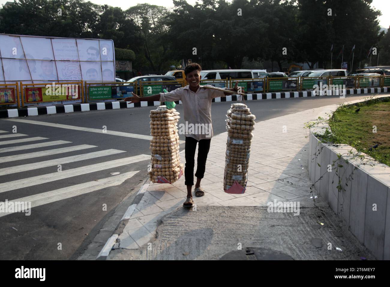 Dacca Bangladesh 11November2023. Falco di strada in Bangladesh. Questa foto è stata scattata bijoy sarani a dacca. Nazmul islam/ alamy live news' Foto Stock