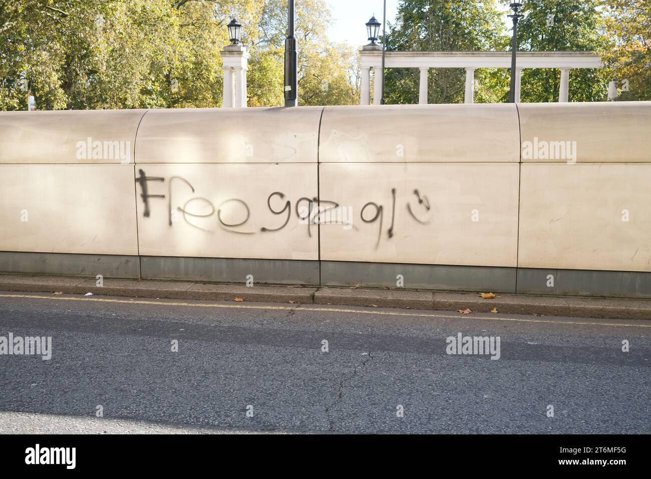 Hyde Park Corner, Londra, Regno Unito. 11 novembre 2023. Graffiti sono apparsi proprio sotto il naso di dozzine di polizia a Hyde Park Corner. Un'enorme marcia pro Palestina sta lasciando Park Lane. Crediti: graham mitchell/Alamy Live News Foto Stock