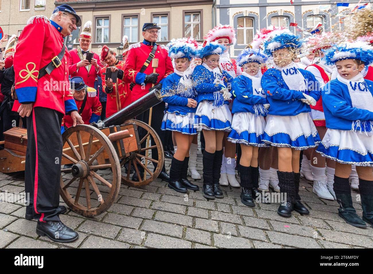 Un Cannone spara coriandoli alla sfilata di carnevale a Cottbus