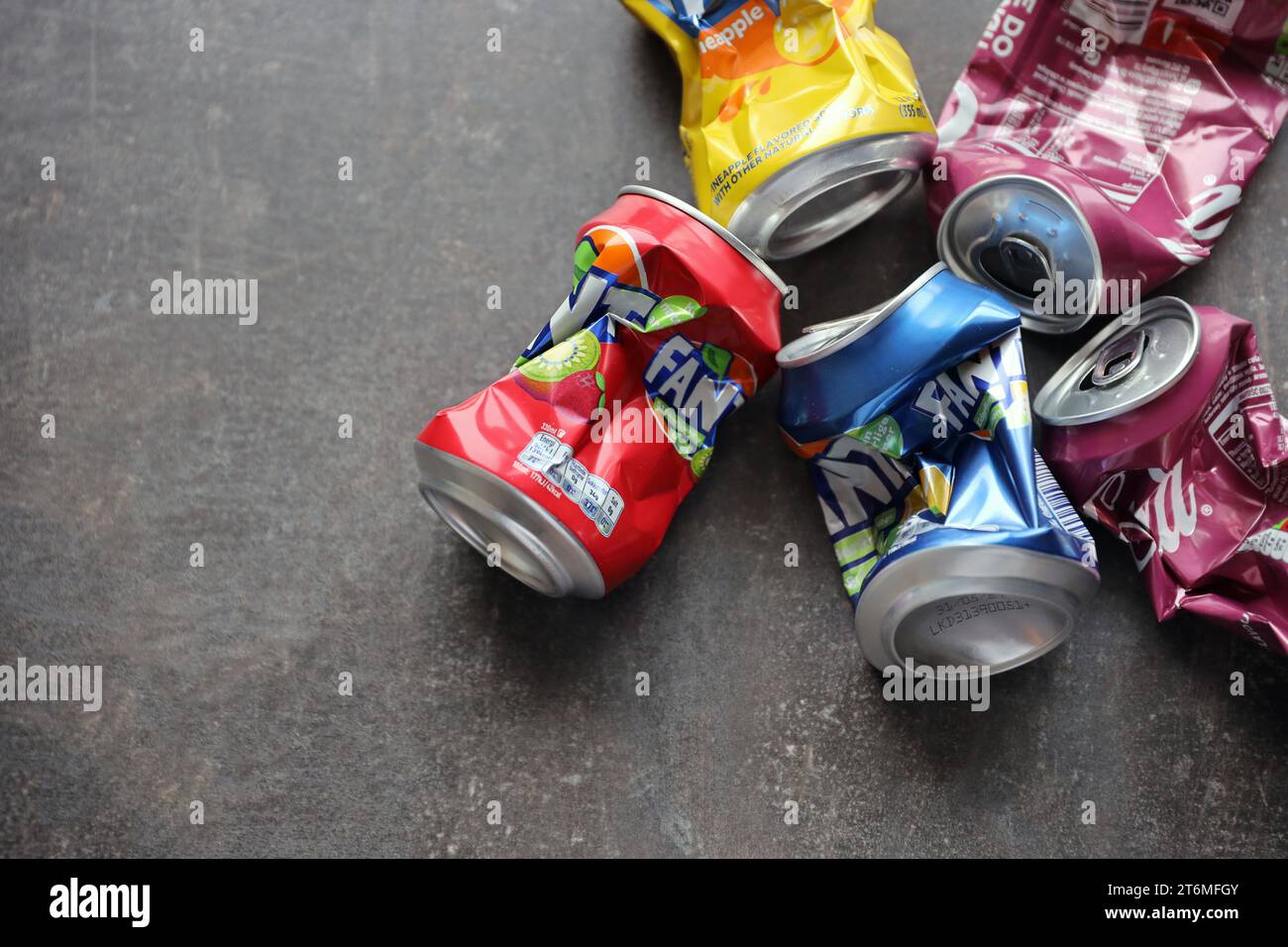 KIEV, UCRAINA - 4 MAGGIO 2023: Primo piano di lattine di latta crumpled di marca di bibite analcoliche Fanta con vari sapori Foto Stock