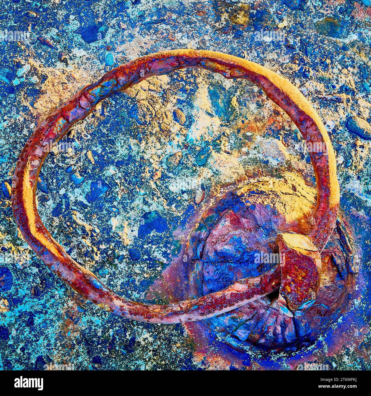 Anello di metallo arrugginito sulla parete del mare Foto Stock