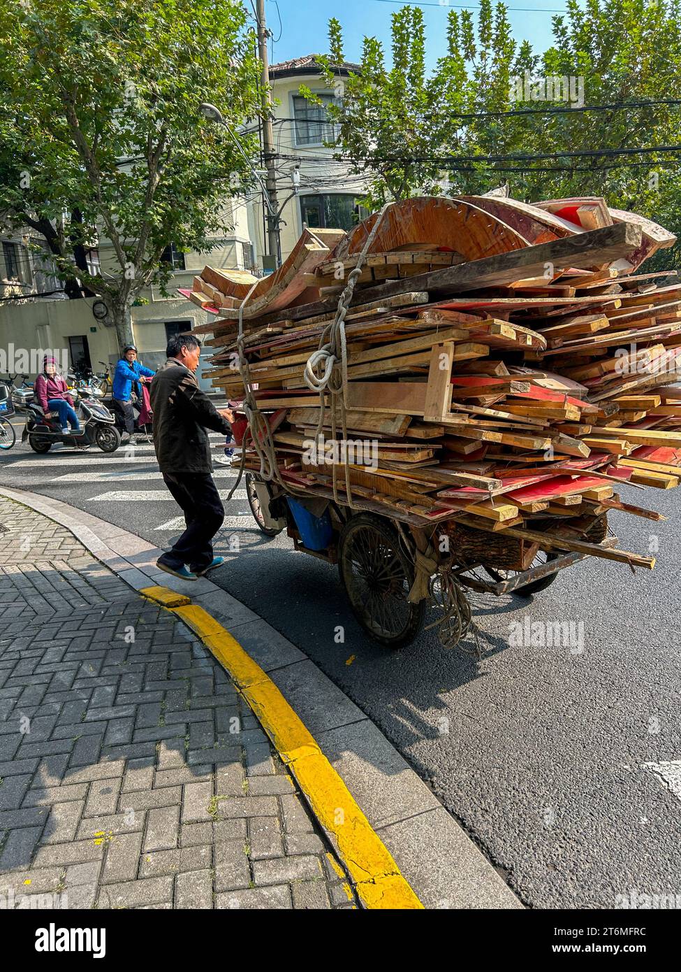 Shanghai, Cina, uomo cinese contadino, raccolta rifiuti riciclabili su Street, Pousse-Pousse, quartiere, centro città, ANZIANI POVERI, i migranti della vecchia cina Foto Stock