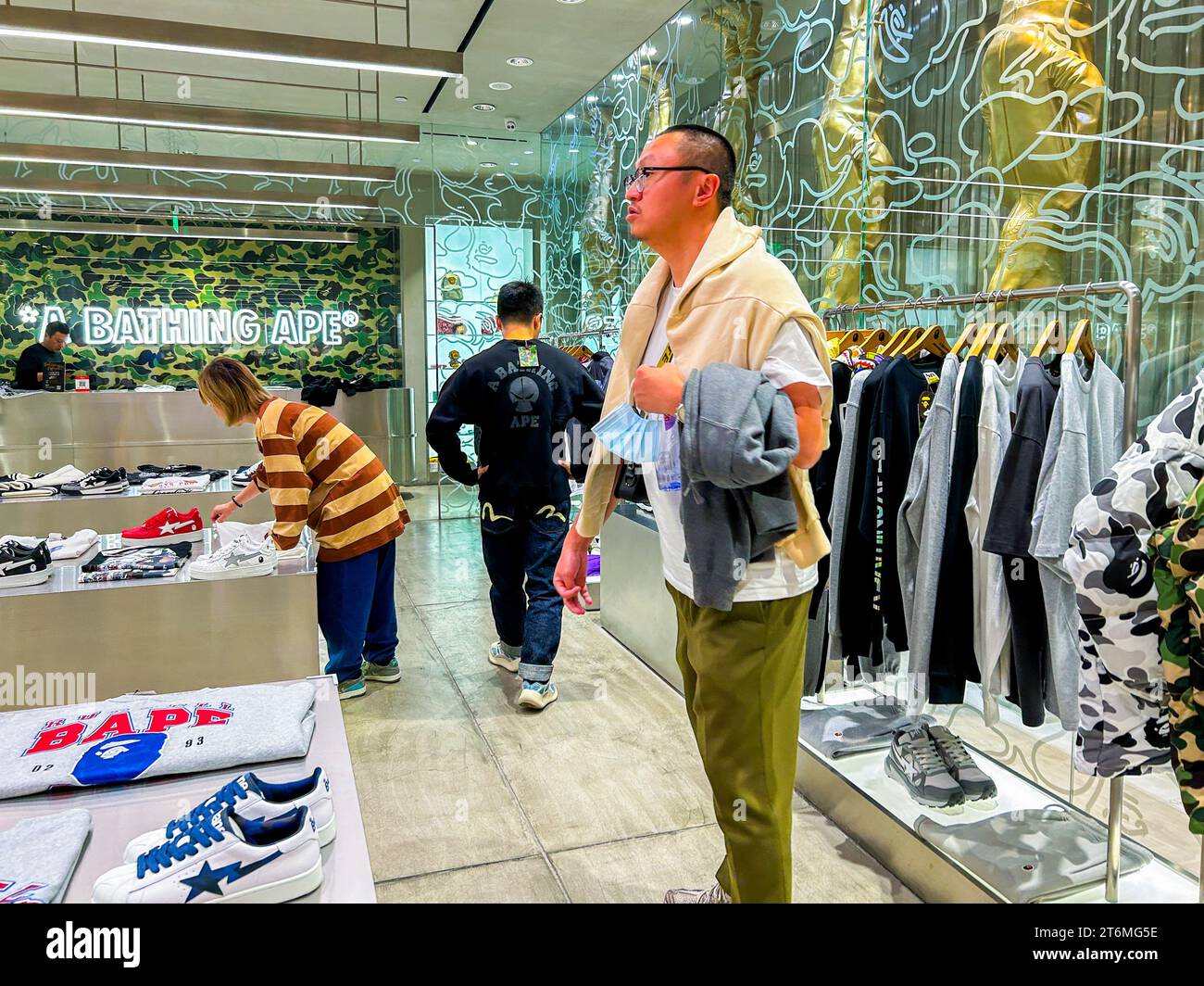 Pechino, Cina, all'interno del grande magazzino francese "Galeries Lafayette ", Chinese People Shopping Clothes, "A Bathing Ape" Fashion Store alla moda, china Capitalism, asia Choices Tourism Foto Stock