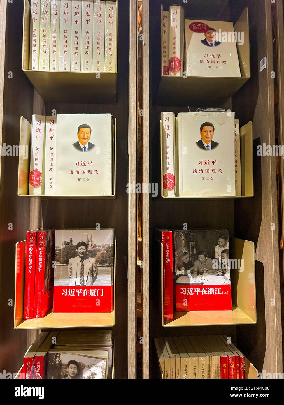 Pechino, Cina, dettaglio, Books on display, grande magazzino francese "Galeries Lafayette " libreria cinese, presidente Xi libro "Xi Jinping's Thoughts on a well-off Society" Foto Stock